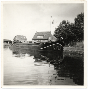 859498 Gezicht op het motorschip Verandering, gelegen aan het Jaagpad langs het Merwedekanaal te Vreeswijk, met op de ...